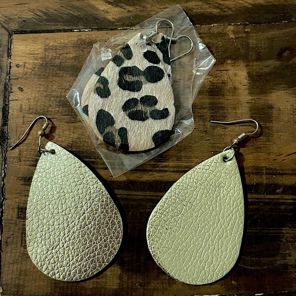 2 pairs of earrings